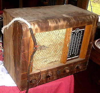 Golden Knight radio before restoration
