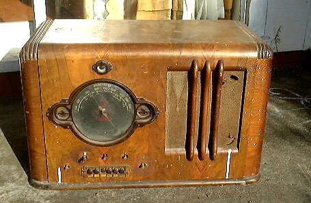 Columbus model 65 before restoration of chassis and cabinet.