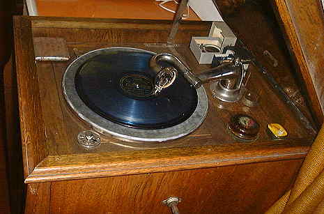 Letoile Console Turntable Area